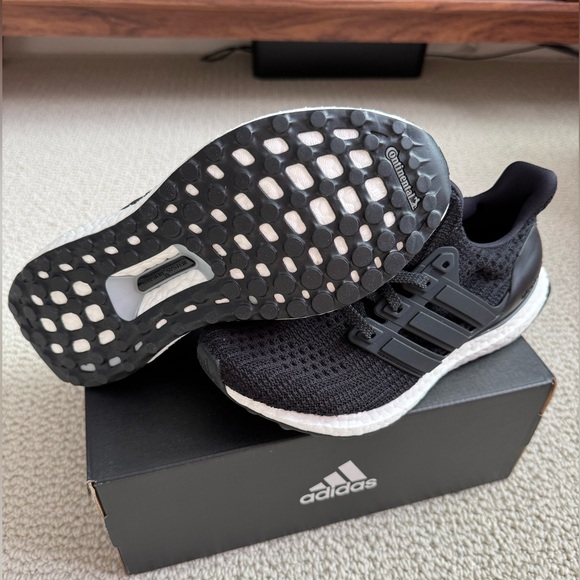 Adidas Ultra Boost 4.0 DNA (W 5 & 5.5) - Picture 4 of 9